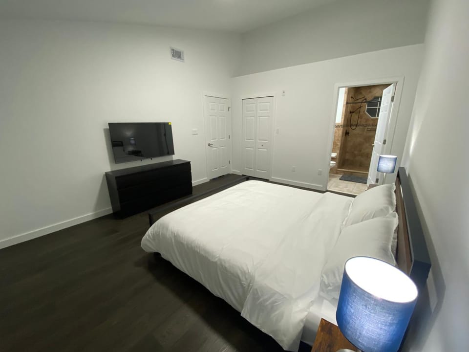 Bed, TV and multimedia, Photo of the whole room, Bedroom