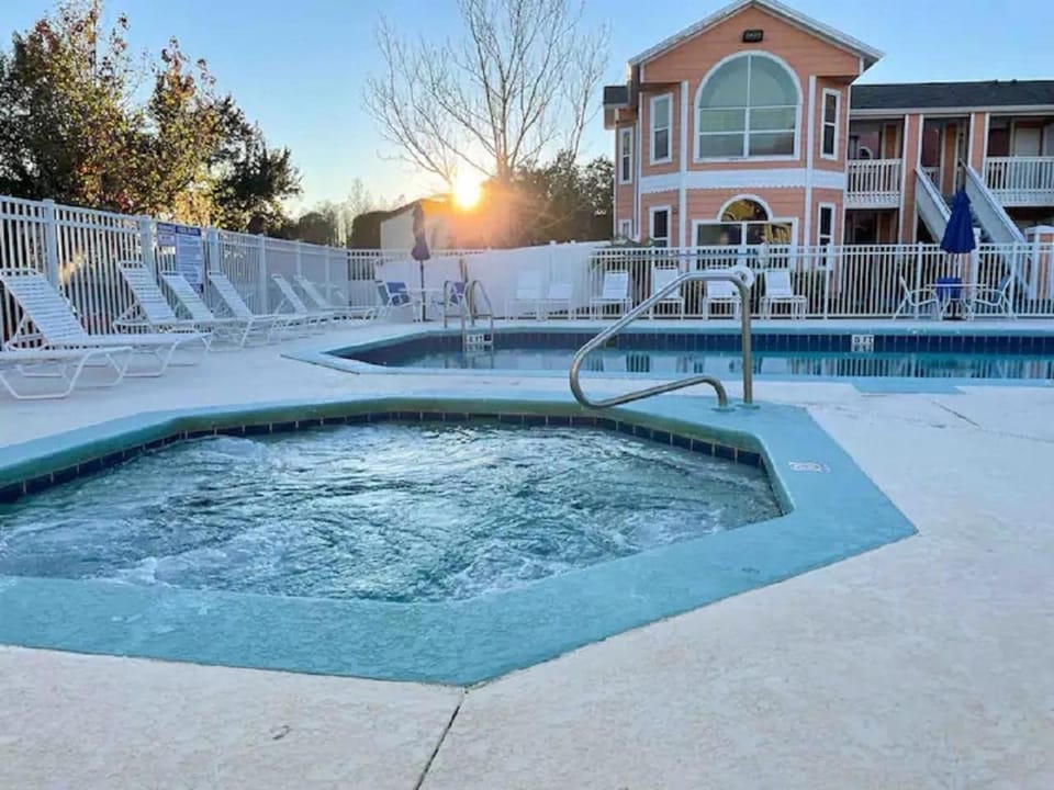 Hot Tub, Swimming pool