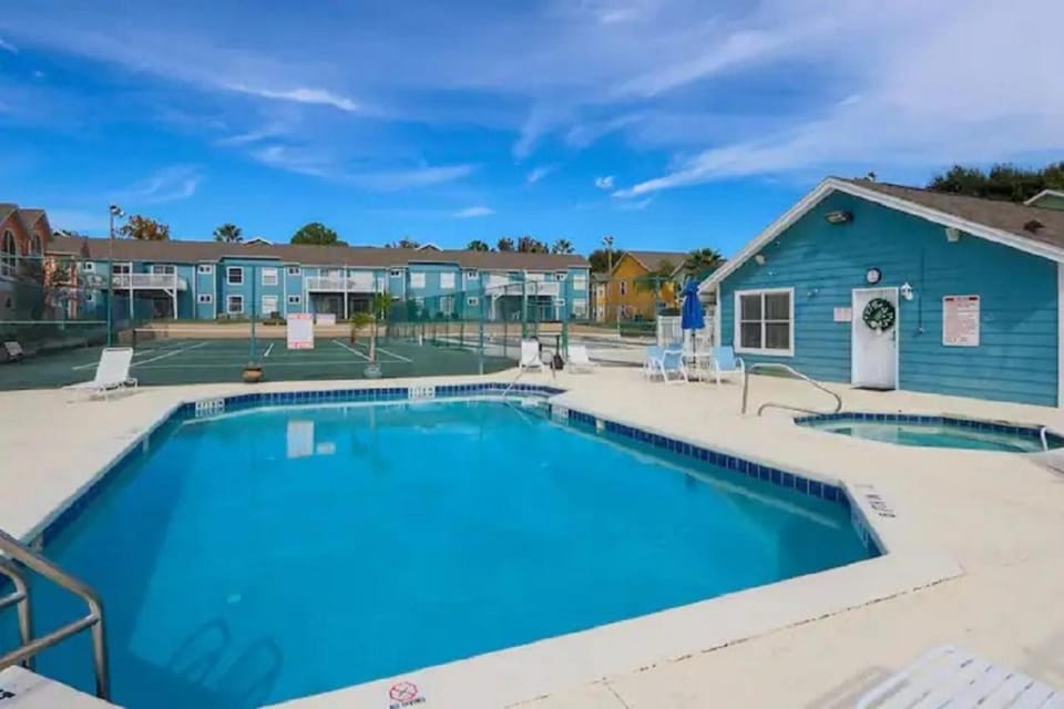 Property building, Hot Tub, Tennis court, Pool view, Swimming pool, Swimming pool, sunbed