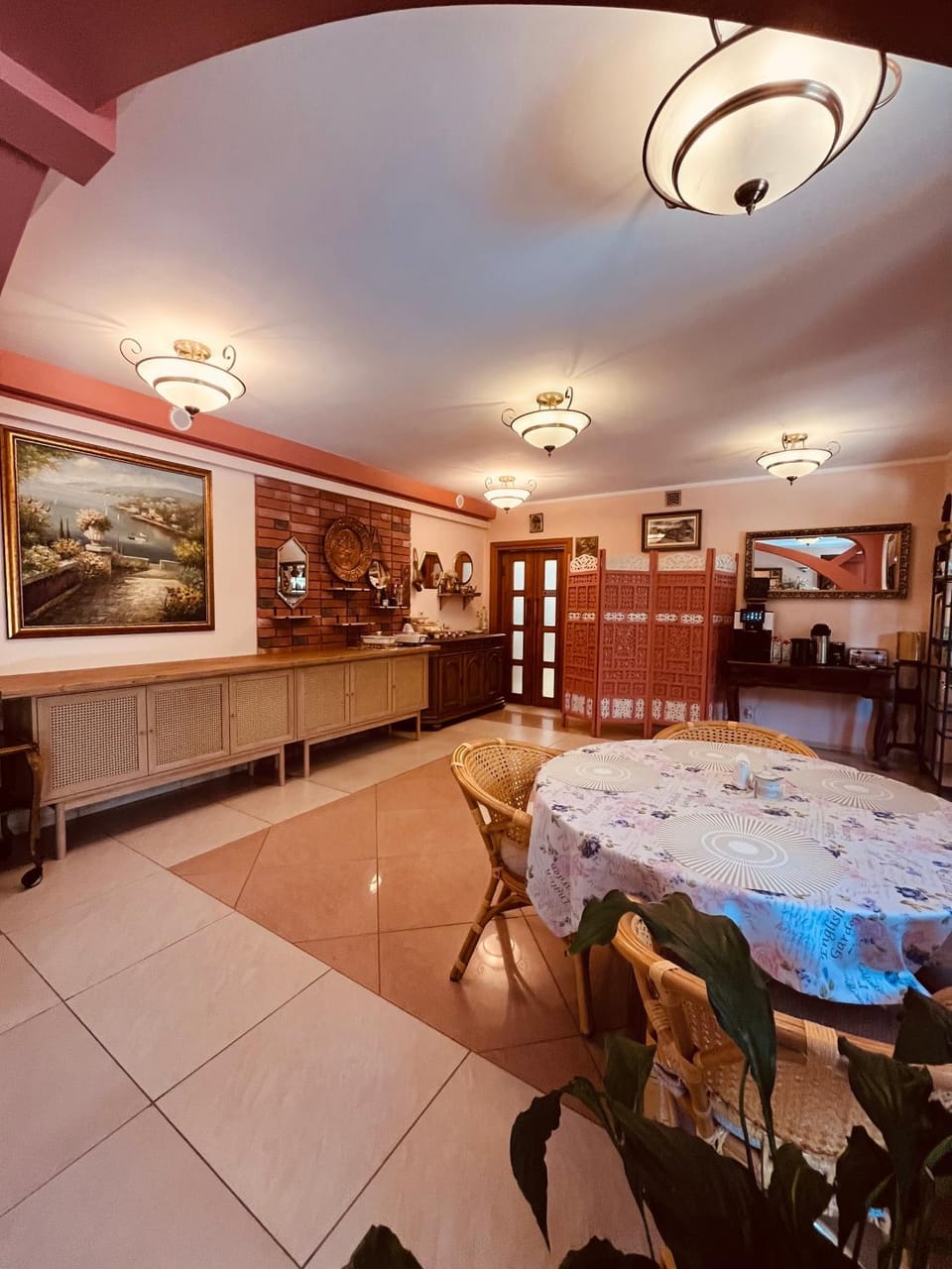 Seating area, Dining area