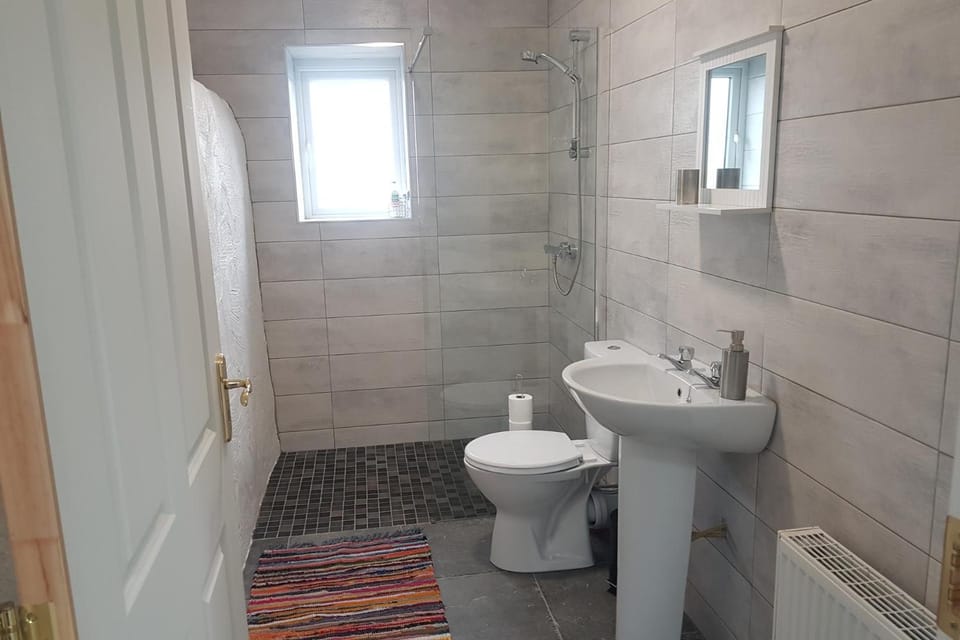 Sleeps5-200yrFarmhouse-FreeParking-Garden House in County Kerry