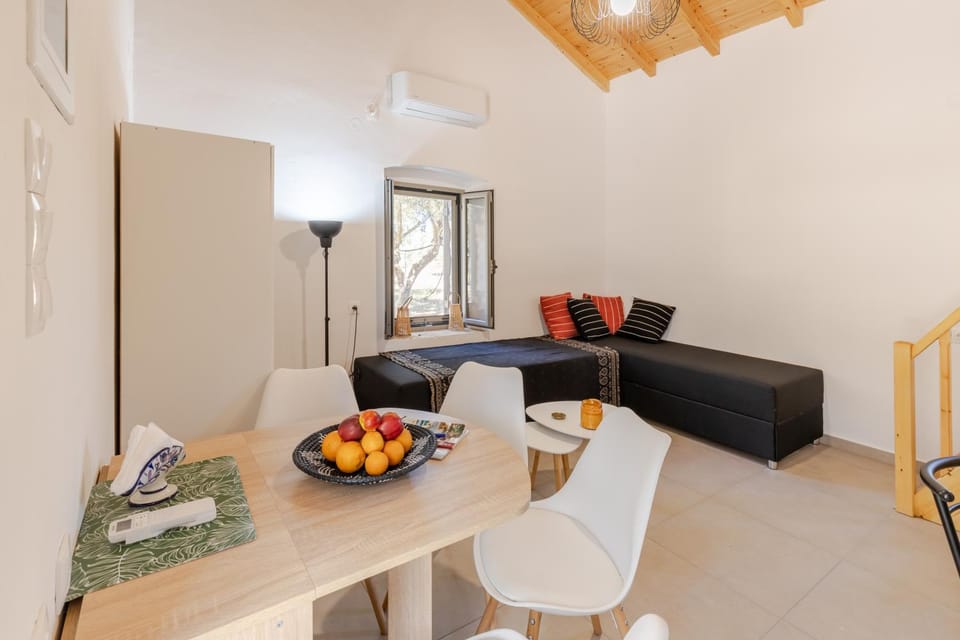Bed, Living room, Seating area