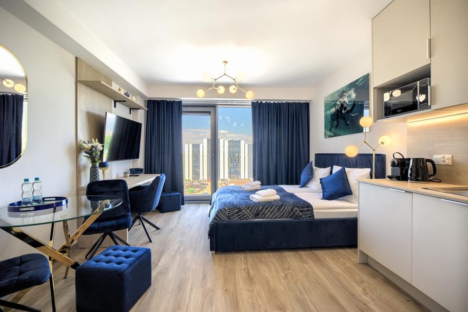 Bed, TV and multimedia, Coffee/tea facilities, Kitchen or kitchenette, Living room, Photo of the whole room, Seating area, Bedroom