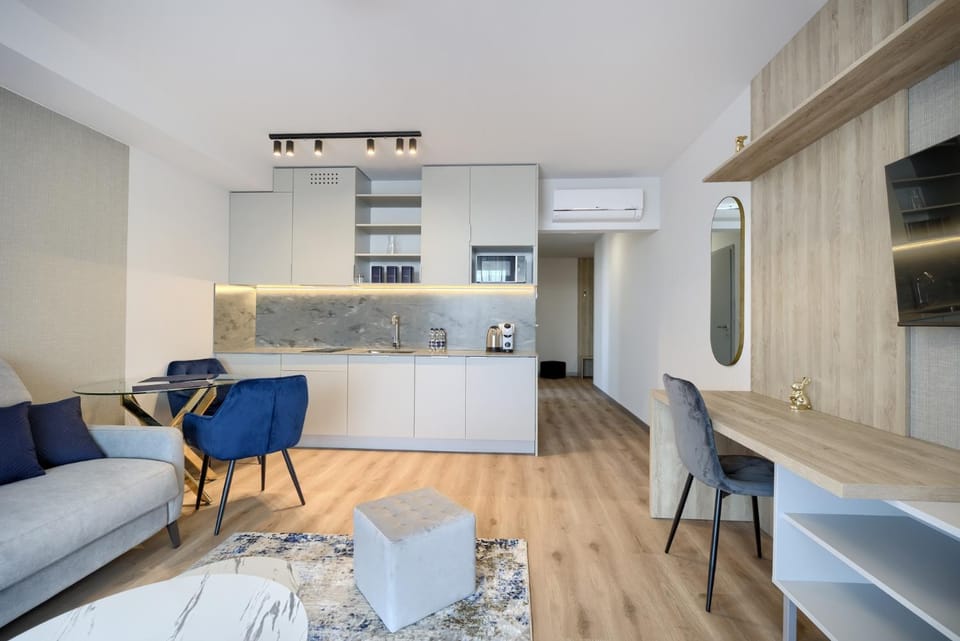 TV and multimedia, Kitchen or kitchenette, Living room, oven, air conditioner