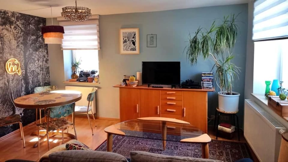 Communal lounge/ TV room, TV and multimedia, Living room, Seating area, Dining area, Evening entertainment, hair dresser