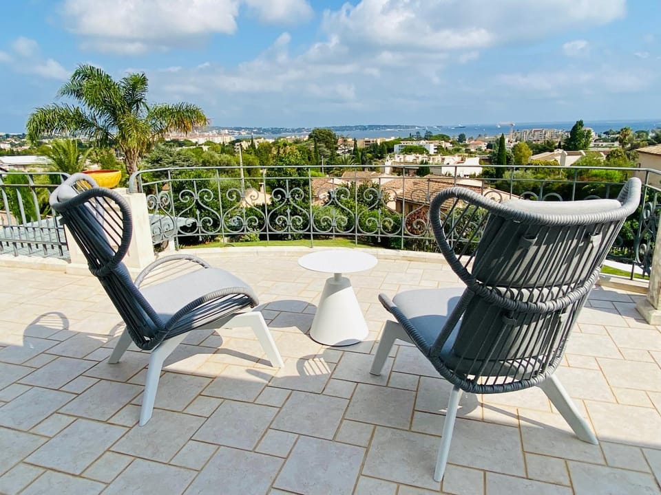 Property building, Balcony/Terrace, Balcony/Terrace