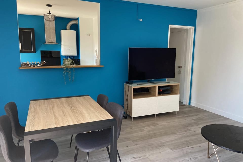 Spacious T3 with balcony - close to town center Apartment in Normandy