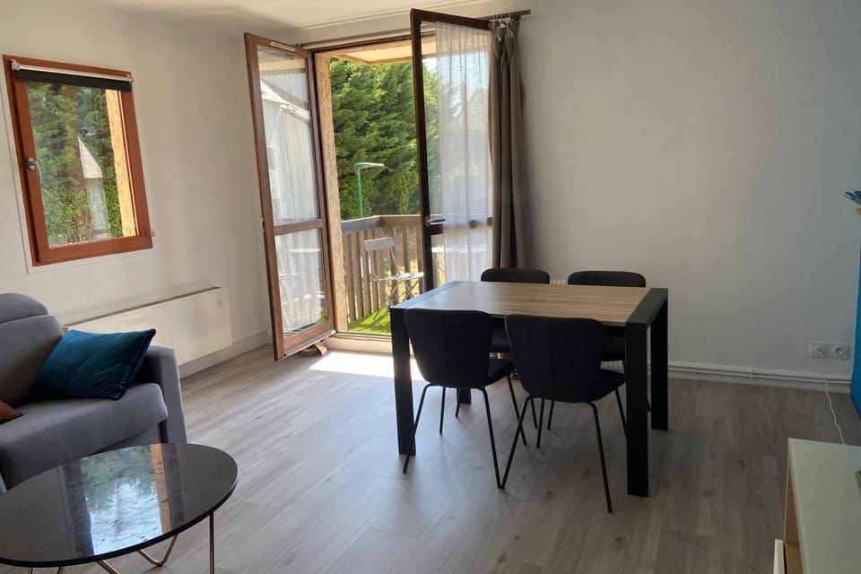 Spacious T3 with balcony - close to town center Apartment in Normandy