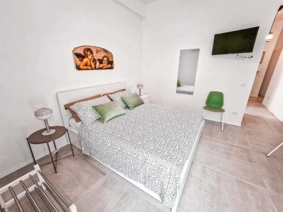 Bed, TV and multimedia, Photo of the whole room, Bedroom