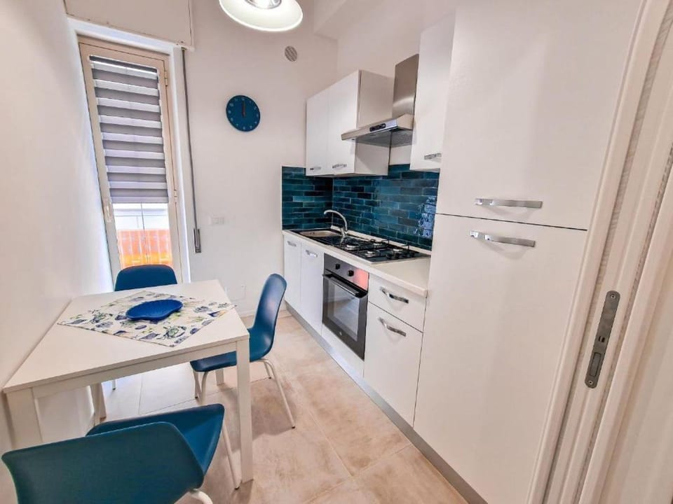 Kitchen or kitchenette, Dining area, oven, stove