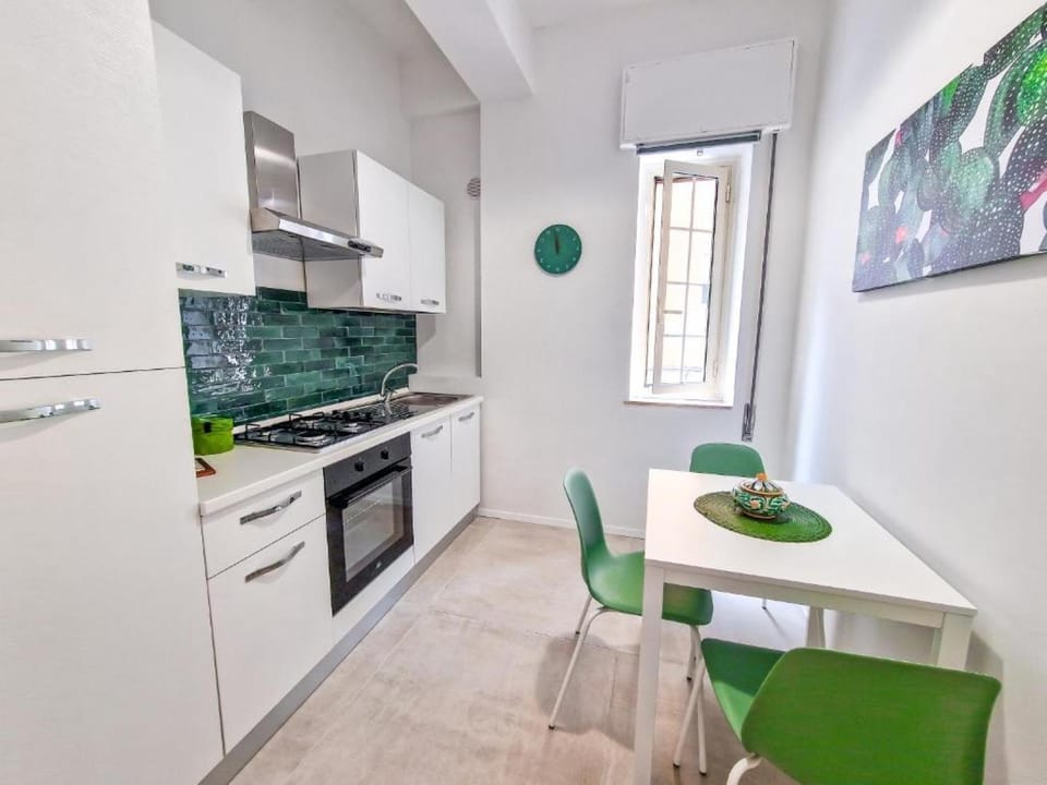 Kitchen or kitchenette, Dining area, oven, stove