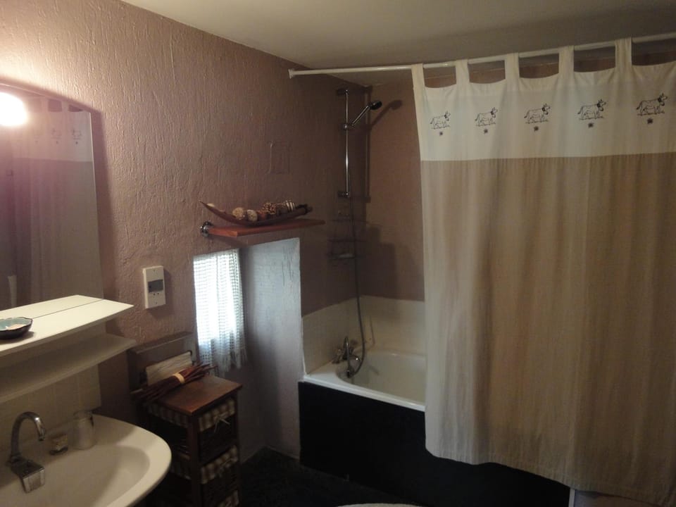 La picholine chambre paons Bed and Breakfast in Occitanie