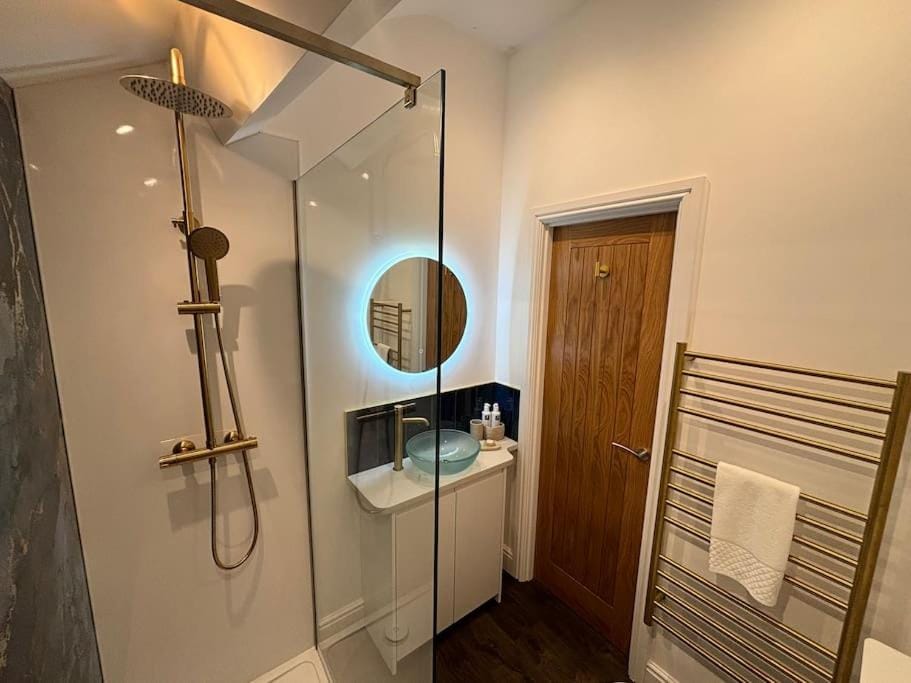 Shower, Toilet