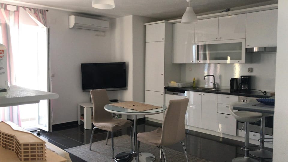 TV and multimedia, Kitchen or kitchenette, Living room, Seating area, Dining area