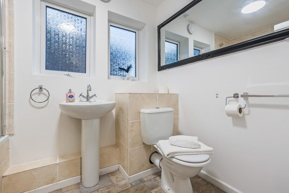 Toilet, Bathroom, towels