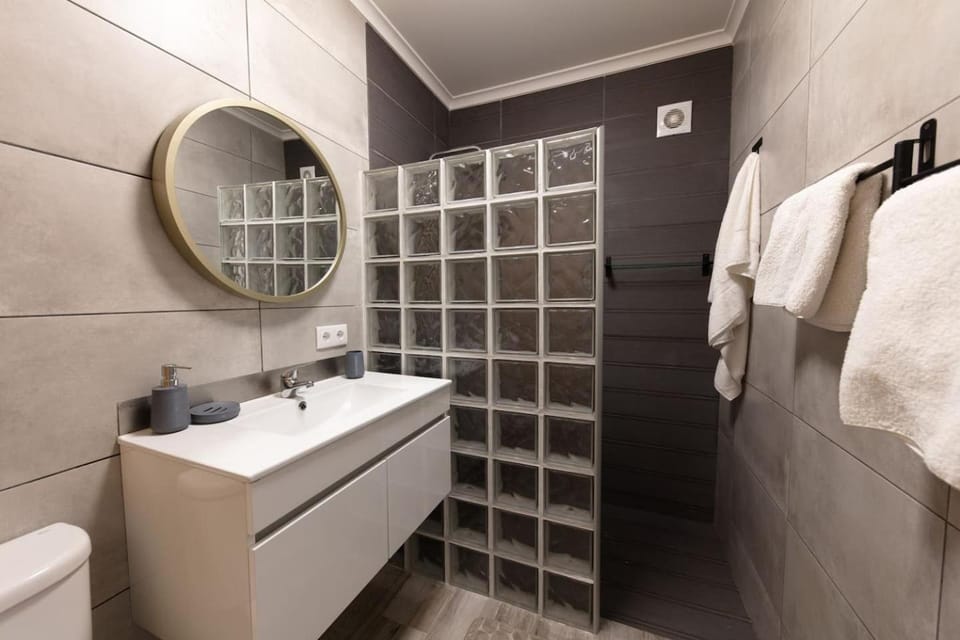Shower, Bathroom, towels