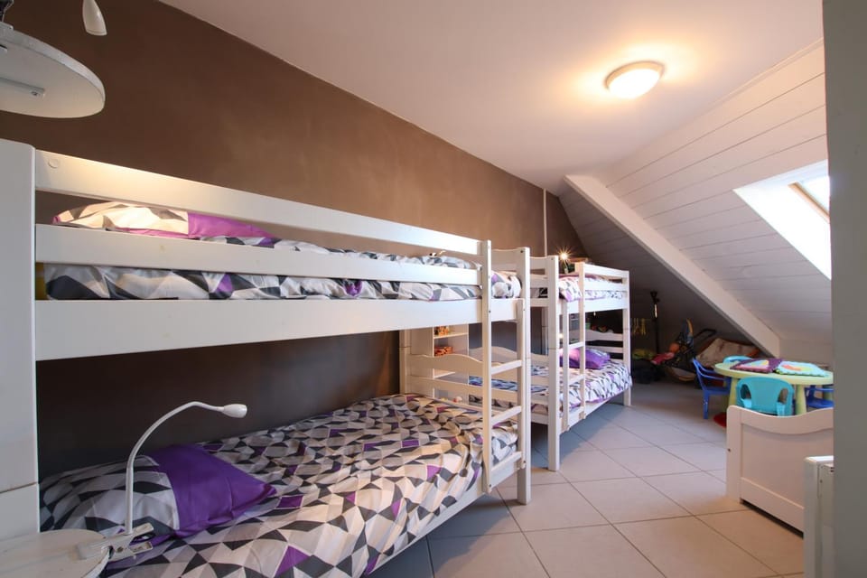 Bedroom, bunk bed