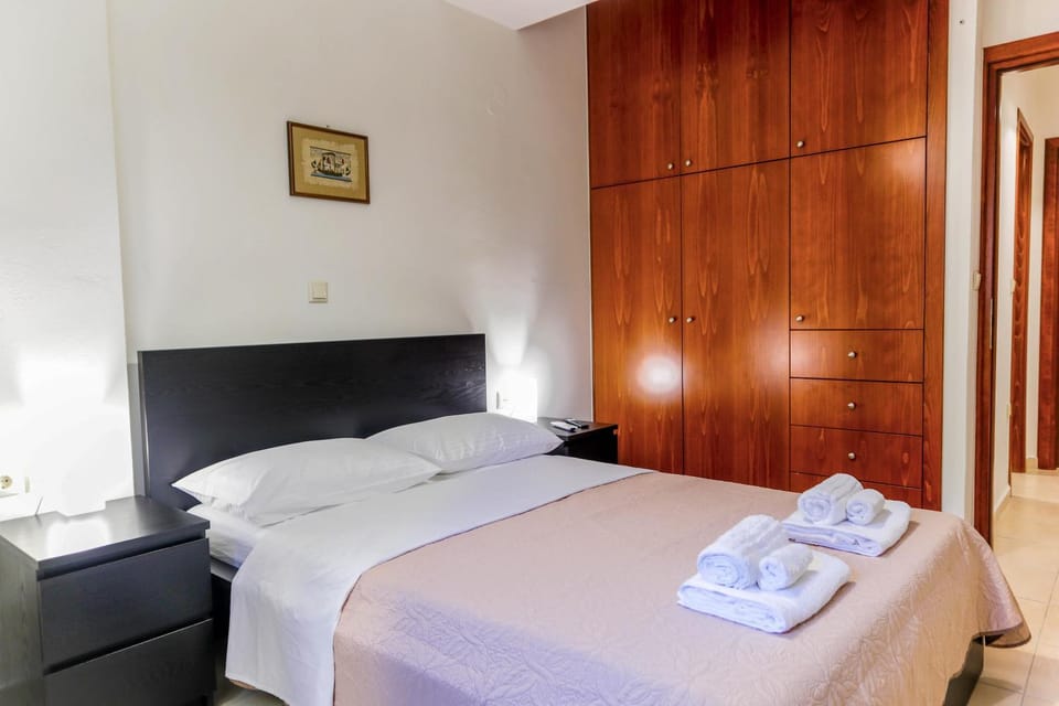 Bed, Bedroom, towels, wardrobe