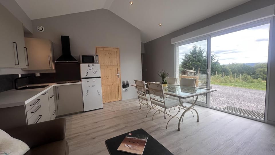 Natural landscape, Kitchen or kitchenette, Seating area, Dining area, stove