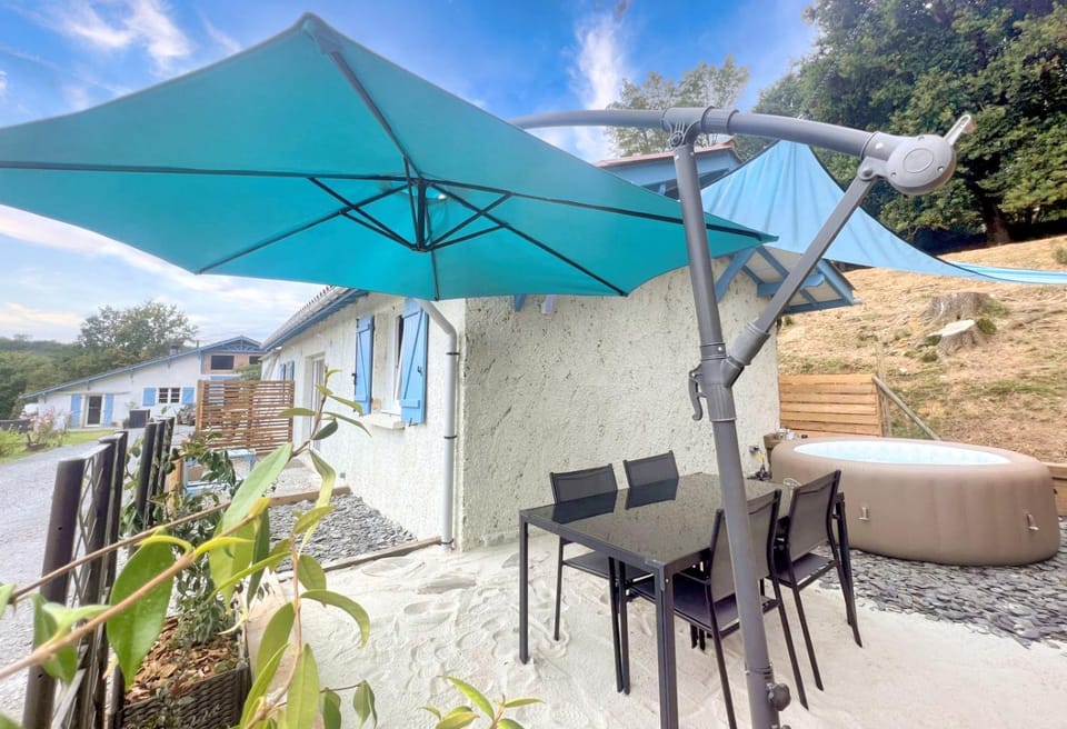Property building, Patio, View (from property/room), Dining area, Garden view