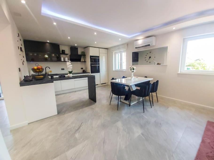 Luxury two-bedroom apartment by the sea U KaLu Apartment in Split-Dalmatia County