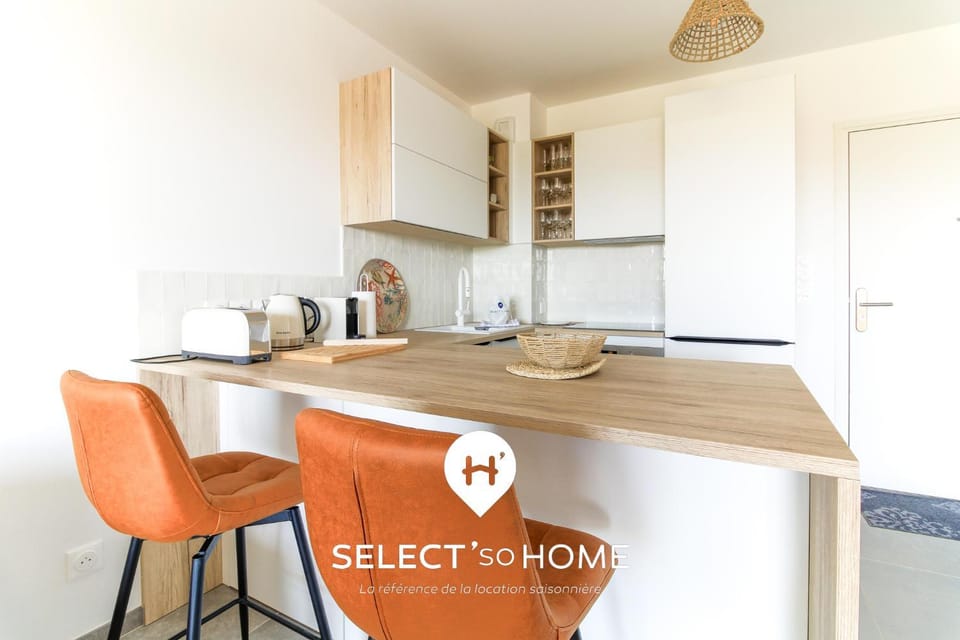 Coffee/tea facilities, Kitchen or kitchenette, Dining area, stove, toaster