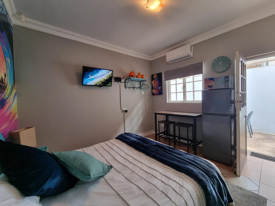 Bed, TV and multimedia, Kitchen or kitchenette, Photo of the whole room, Bedroom, minibar, air conditioner