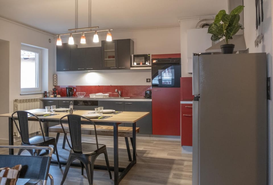 Kitchen or kitchenette, Dining area, dishwasher, minibar, pet friendly, stove