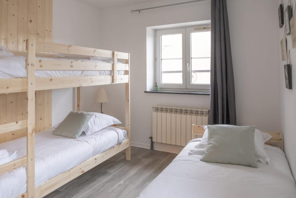Bed, Photo of the whole room, Bedroom, bunk bed, towels