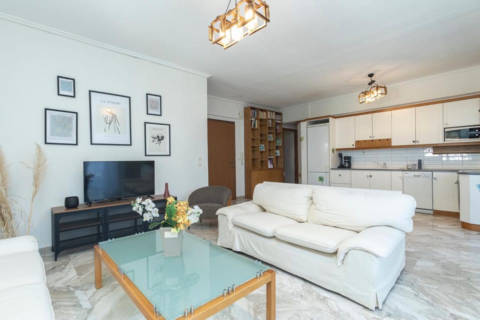 TV and multimedia, Kitchen or kitchenette, Living room, Seating area