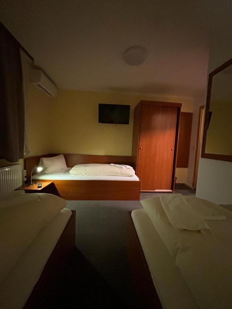 Bed, TV and multimedia, Photo of the whole room, Bedroom, wardrobe