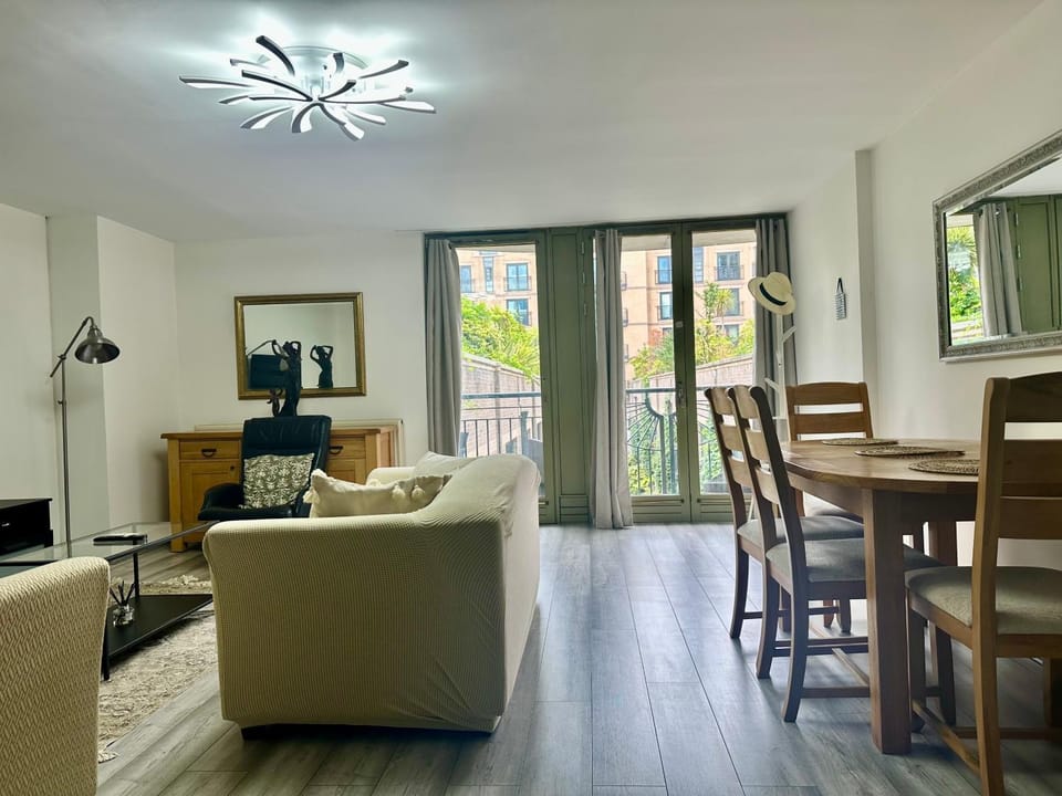 TV and multimedia, Living room, Seating area, Dining area, fireplace