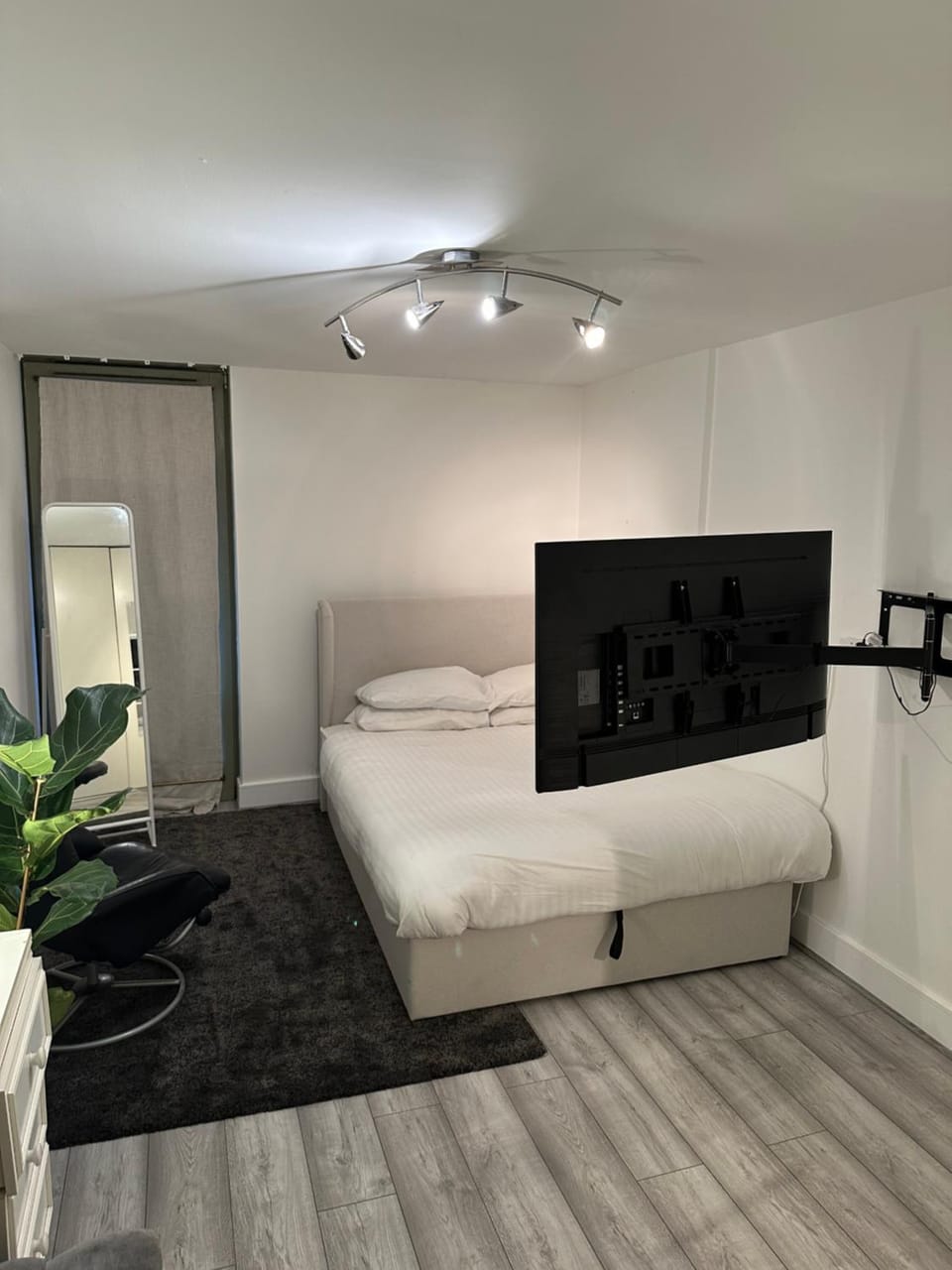 Communal lounge/ TV room, Bed, TV and multimedia, Photo of the whole room, Evening entertainment, Bedroom, hair dresser
