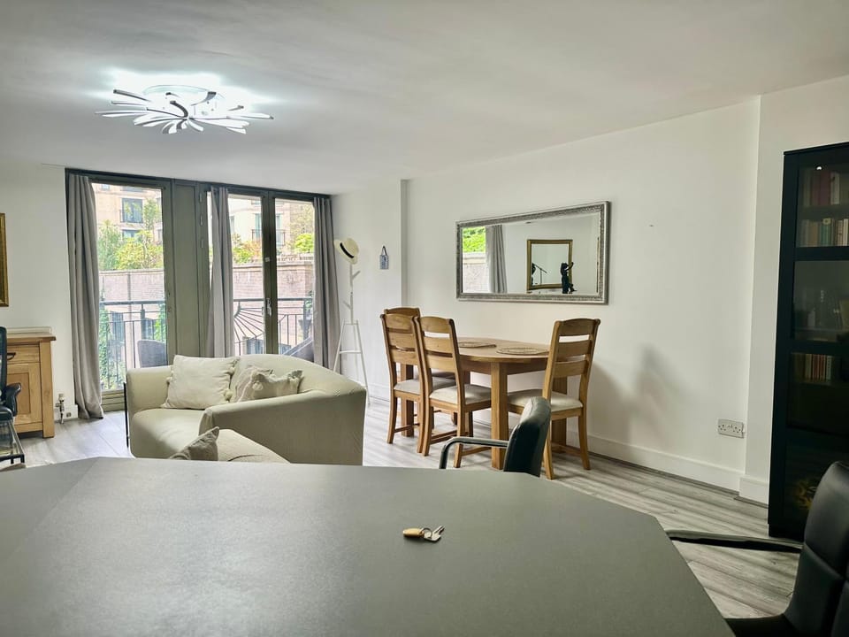 TV and multimedia, Living room, Seating area, Dining area, fireplace