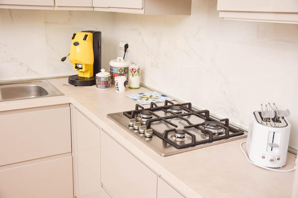 Coffee/tea facilities, Kitchen or kitchenette, stove, toaster