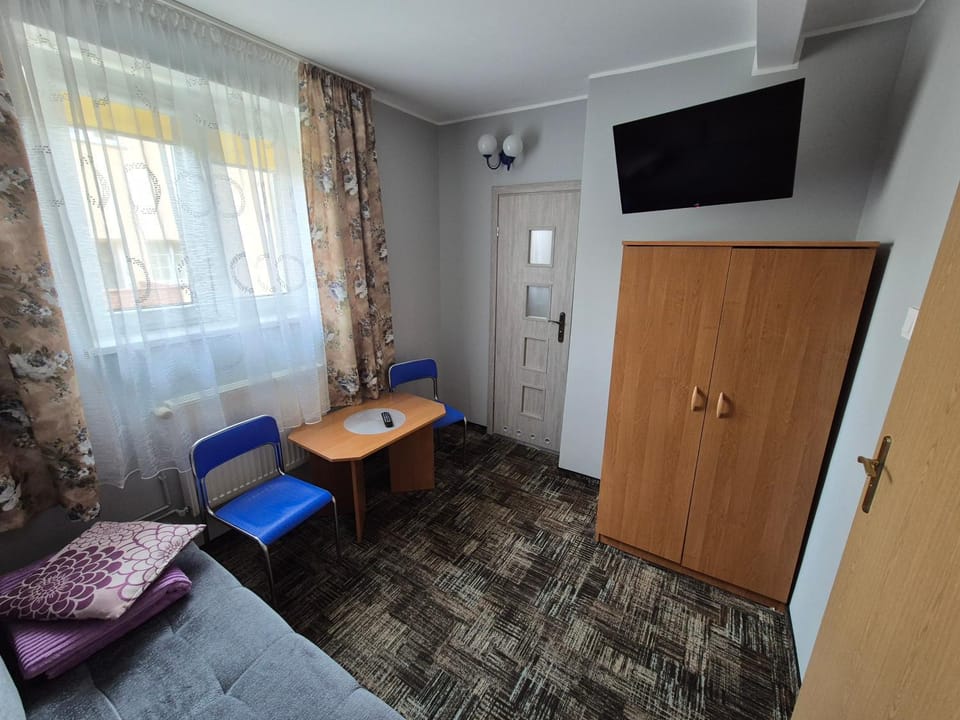 Bed, TV and multimedia, Photo of the whole room, wardrobe