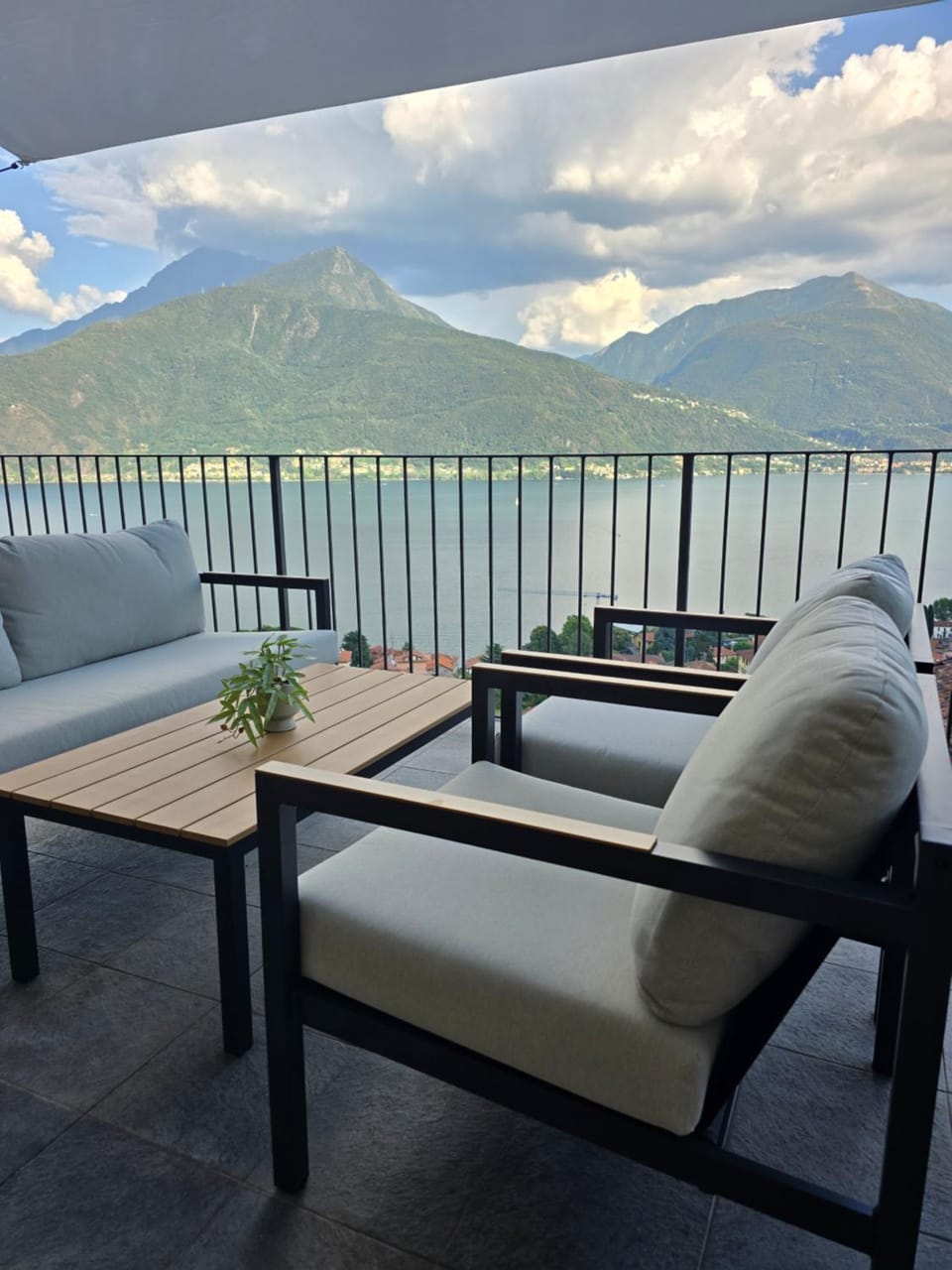 Natural landscape, View (from property/room), Balcony/Terrace, Seating area, Lake view, Mountain view