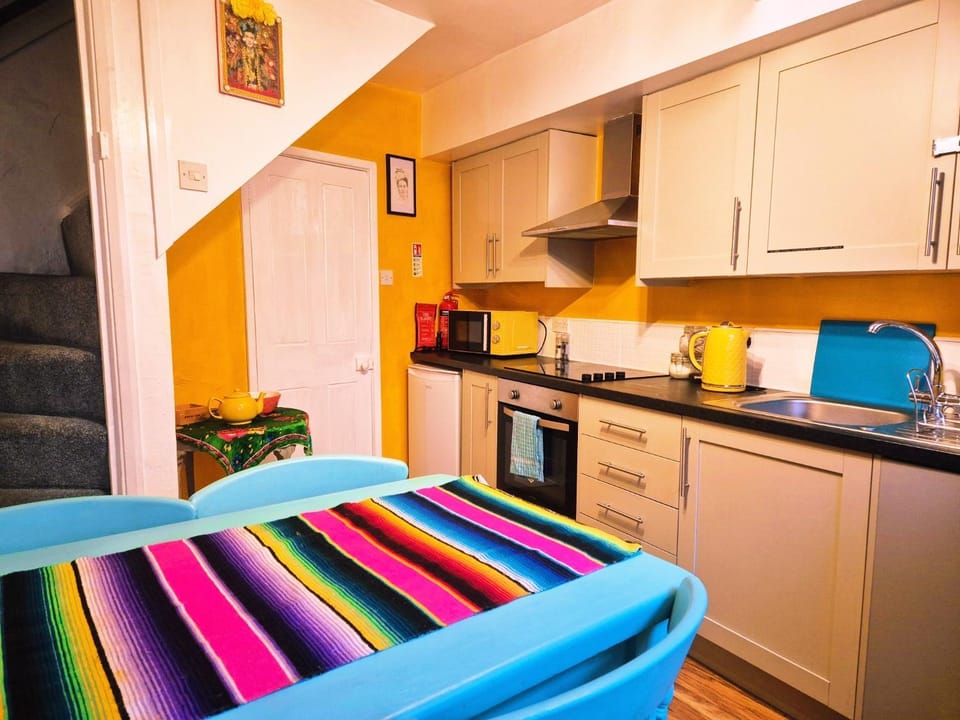Kitchen or kitchenette, Dining area, oven, stove, toaster