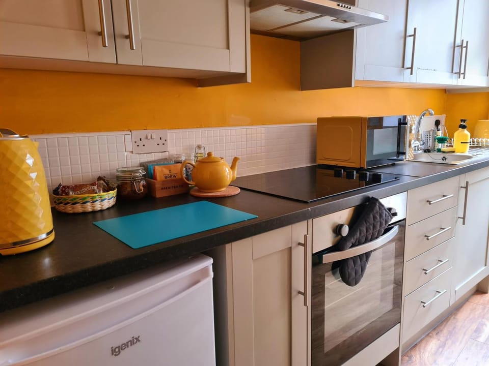 minibar, stove, stove, kitchen