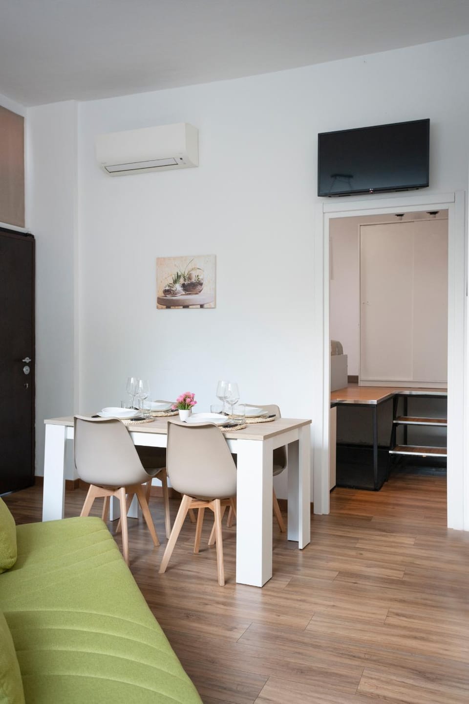 TV and multimedia, Living room, Seating area, Dining area, air conditioner