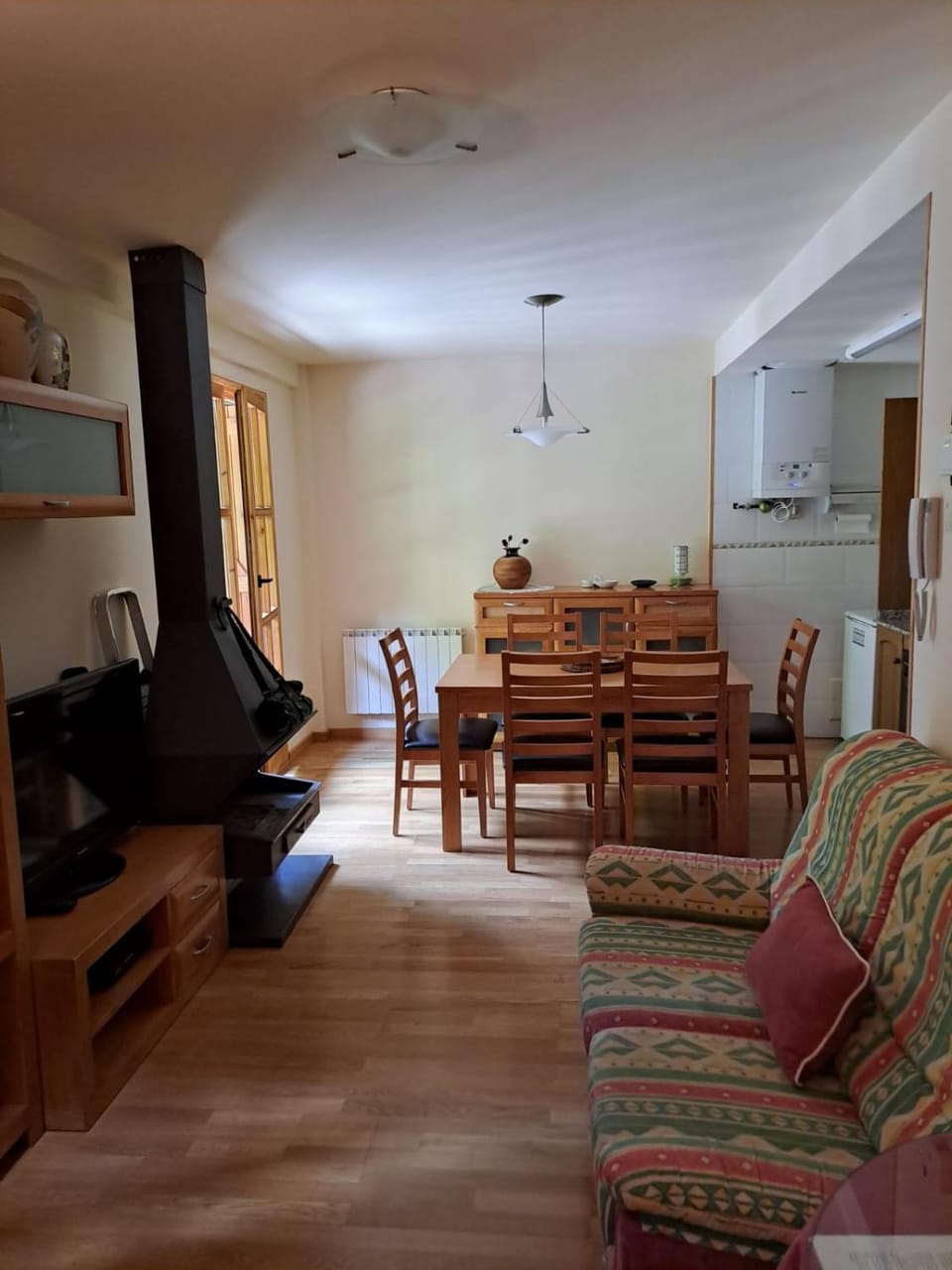 TV and multimedia, Living room, Dining area, fireplace