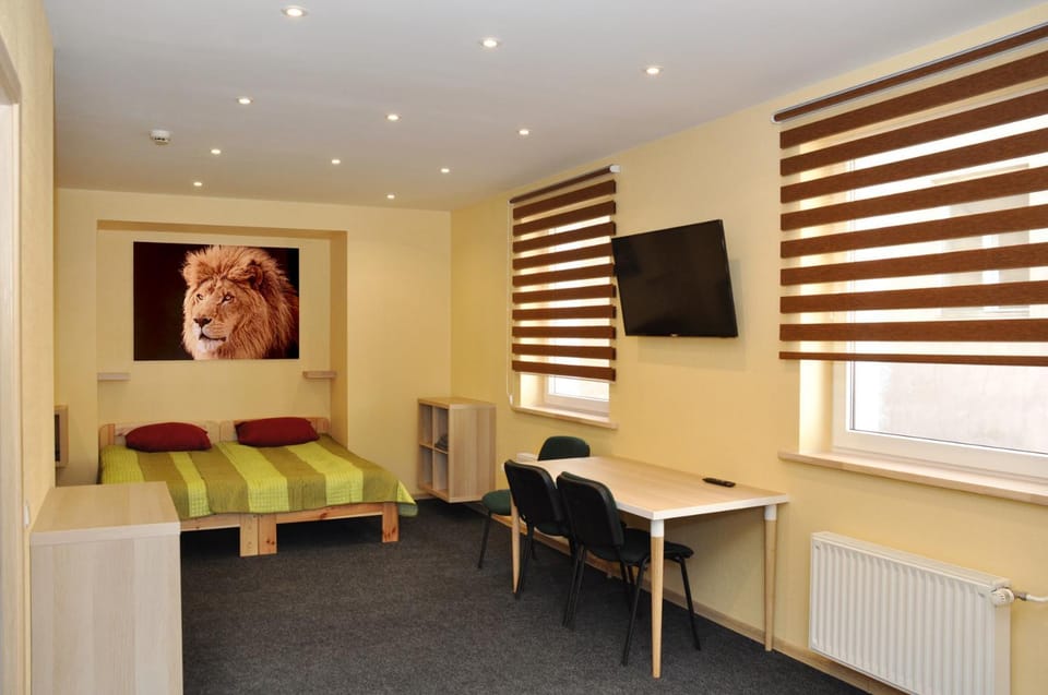 Communal lounge/ TV room, Bed, Seating area