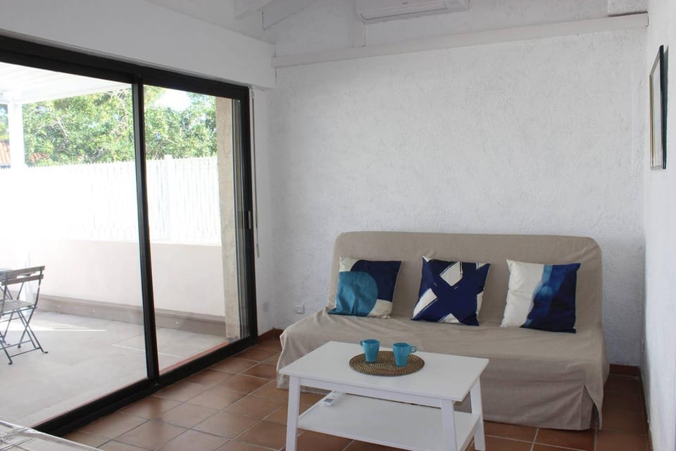 Living room, air conditioner
