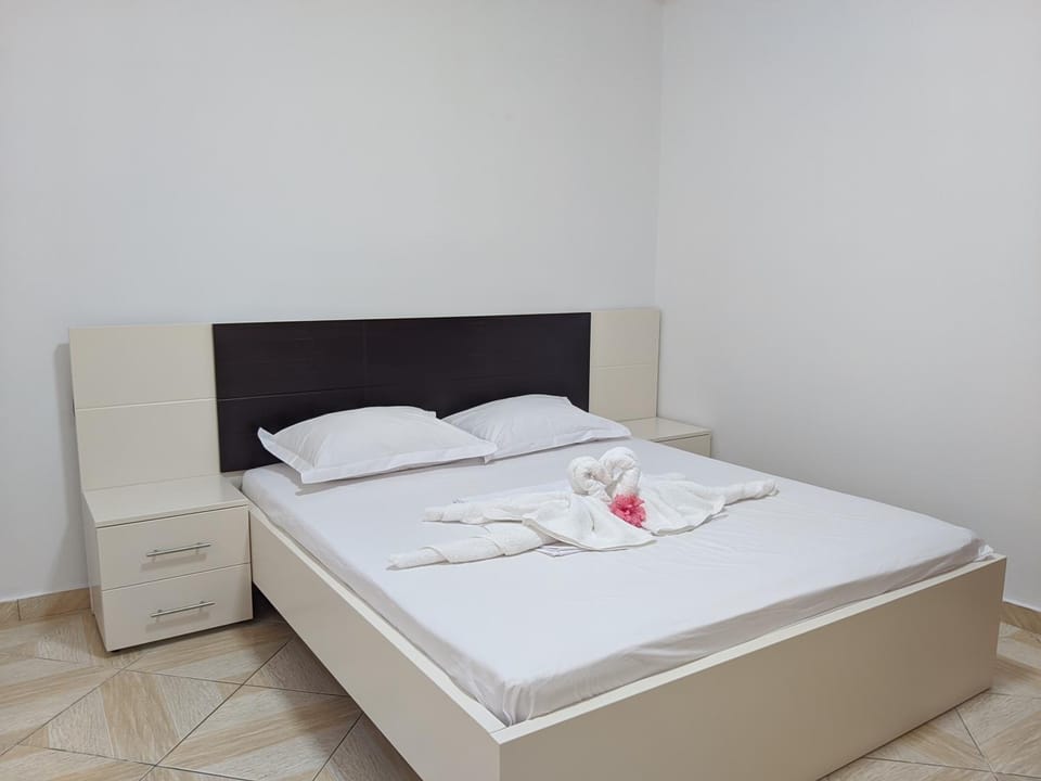 Bed, Bedroom, towels