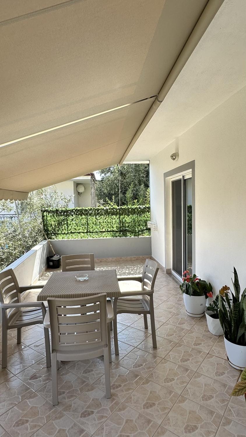 Property building, Day, Balcony/Terrace, Seating area, Dining area