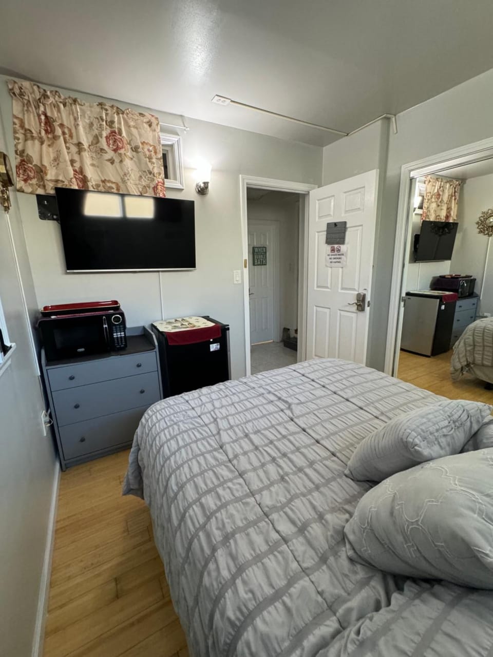 TV and multimedia, Photo of the whole room, Bedroom