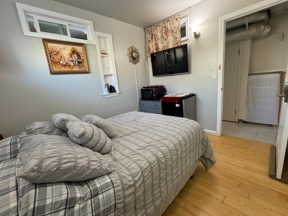 Bed, TV and multimedia, Photo of the whole room, Bedroom