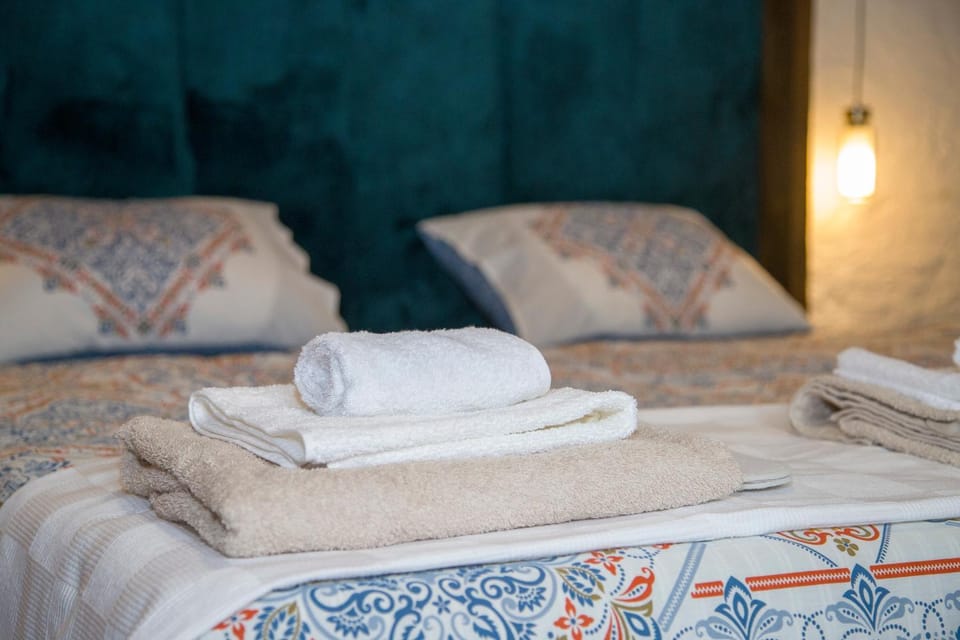 Bed, towels