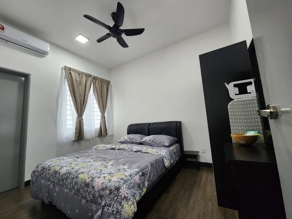Bed, Photo of the whole room, Bedroom, fireplace, wardrobe, air conditioner