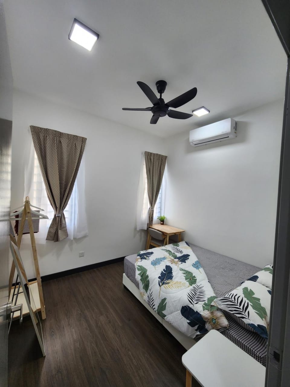 Bed, Photo of the whole room, Bedroom, fireplace, air conditioner